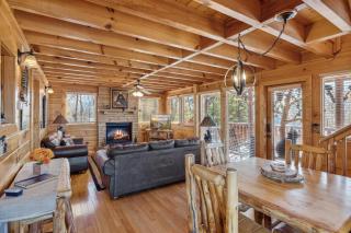 A Piece of Heaven is a Wonderful Dog-Friendly 2 Bedroom Cabin in Starr Crest Resort! - 9