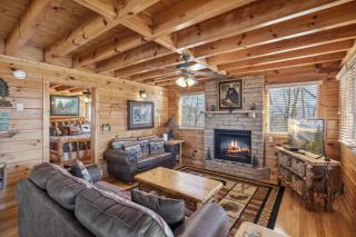 A Piece of Heaven is a Wonderful Dog-Friendly 2 Bedroom Cabin in Starr Crest Resort! - 1