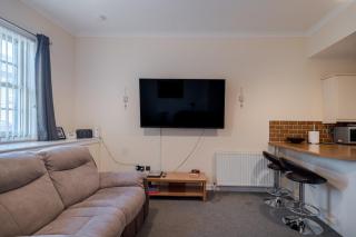 Spacious 2-Bedroom Condo With Free Parking On Site - 5