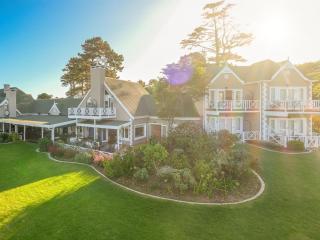 Hilltop Boutique Hotel - Victoria Bay - 3