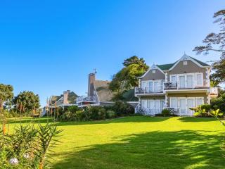 Hilltop Boutique Hotel - Victoria Bay - 2