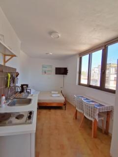 Small apartment (studio) in town with sea view - Rodes - 7