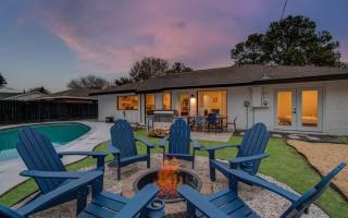 Spring Branch Paradise 4-BD Backyard Pool Oasis - Houston - 0