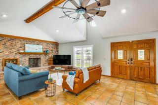 Yantis Retreat on 10 Acres Steps to Lake Fork! - Yantis - 7