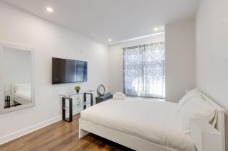 M11 Upscale Studio wQueen Bed AC Prime Location - Montreal - 3