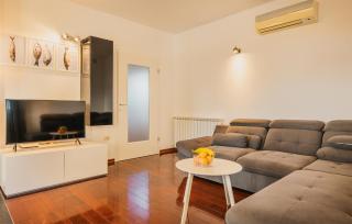 Awesome Home In Saini With House A Panoramic View - Kmeti - 6
