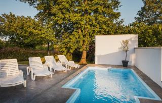 Awesome Home In Saini With House A Panoramic View - Kmeti - 1