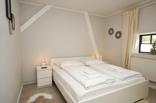 nah am Meer, ruhige Lage, Schwimmbad- und Saunanutzung - Haus Büdnerstube FeWo 3 - Middelhagen - 1