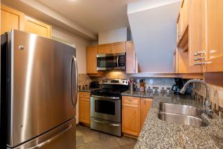 Renovated Ski in ski out 2 bedroom 1 bedroom plus enclosed loft - Whistler - 4