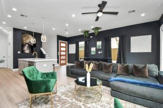 Stylish & Cozy - HOT TUB 4 Beds Near Downtown - 0