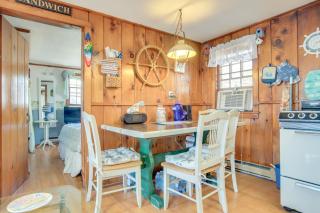 Less Than 1 Mi to Sea Street Beach Dennis Port Home! - Dennis Port - 4