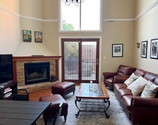 4 Bedroom Home in Best Location Parking Fireplace Back Yard Pets Welcome - Chicago - 1