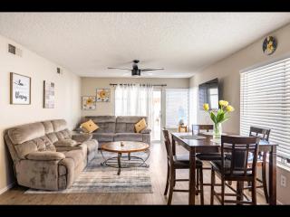 4 bed 2 bath Reno with Private Pool - 0