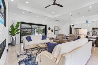 Gorgeous! Heated, Saltwater Pool and Spa, Custom Outdoor Kitchen - Villa Still Waters - Roelens - Cape Coral - 1