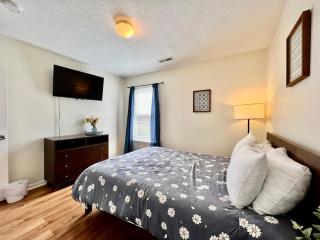 Lennie's House Near the Lake - 8