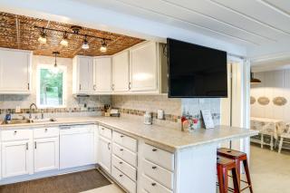 Big Pine Island Lake Cottage with Boat Dock and Kayaks - Belding - 2