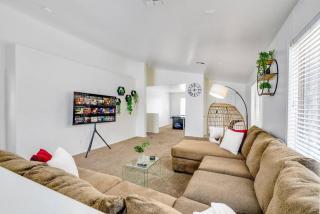 Great location near shopping & entertainment - 6