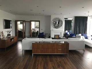Contemporary Living Overlooking Water - Donegal - 5