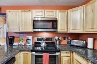 Chalet renovated Near Casino, Camelback , Kalahari 4bdrms firepit hot tub game room - Tobyhanna - 2