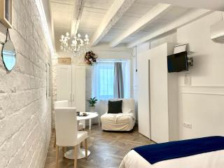 L ESSENZIALE a Trieste - Triëst - 3