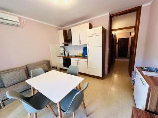 Appartement für 7: Zentrale Lage mit Privatparkplatz - Novalja - 1