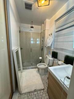 Tribecca Modern Brickwal 3BR 2BA - 7
