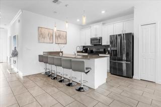 5 Bedrooms- 4 Bathrooms- Storey Lake 3019Pl - Kissimmee - 3