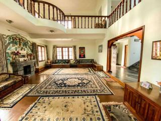 Cheerful 5-bedroom villa with garden and views - Kathmandu - 0