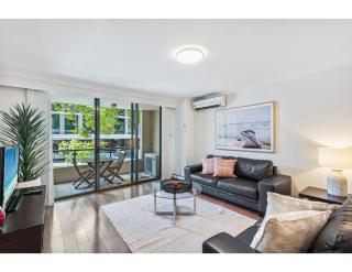 Poolside 2-Bed Haven, Walk to City Centre - Sídney - 0