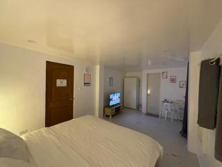 Pinky's Beach House - - 8