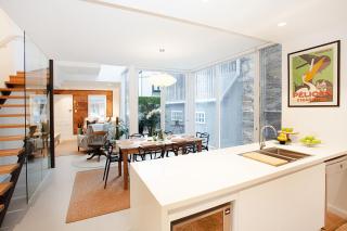 Spacious 3-Bed Family House with Courtyard - Sídney - 1
