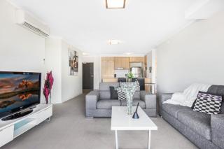 Lakeside Family Oasis with Pool, Gym and Balcony - Gold Coast - 8