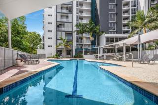 Lakeside Family Oasis with Pool, Gym and Balcony - Gold Coast - 9