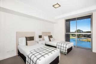 Lakeside Family Oasis with Pool, Gym and Balcony - Gold Coast - 4