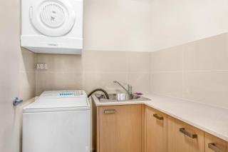 Lakeside Family Oasis with Pool, Gym and Balcony - Gold Coast - 1