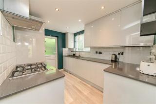Vibrant Mill Hill East Pad - Hendon - 5
