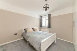 Vibrant Mill Hill East Pad - Hendon - 3