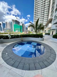 Modern 2BR in Central Makati! Netflix Wi-Fi Pool - Manila - 2