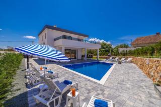 Vila KATHARINA s privatnim bazenom - 9