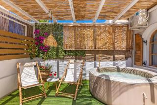 Idalia Stylish Apartment with Hot Tub - 8