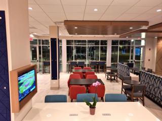 Holiday Inn Express & Suites Chicago Schaumburg by IHG - 3