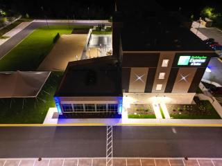 Holiday Inn Express & Suites Chicago Schaumburg by IHG - 5