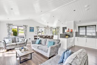 Foxglove Lodge, 31 Roadford Lake Lodges - 2