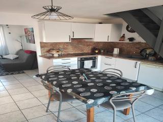 Villa climatisée avec piscine et jardin à 300m des marchés et commerces, proche plage. - FR-1-782-56 - 9