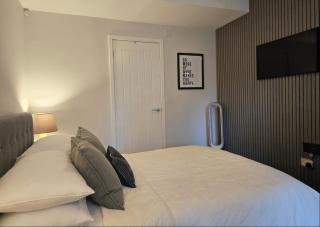 Stylish, business traveller friendly apartment, with free parking and Netflix - 3