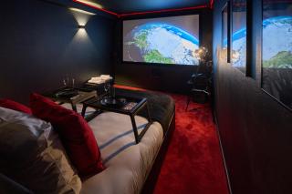L'Oscar, Expérience Cinema Room avec Netflix, Canal Plus, Prime Vidéo chez les M by PRIMO C0NCIERGERIE - 3