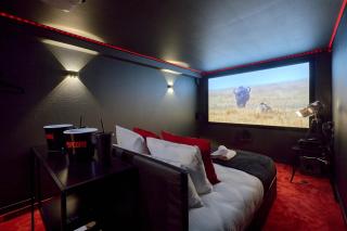 L'Oscar, Expérience Cinema Room avec Netflix, Canal Plus, Prime Vidéo chez les M by PRIMO C0NCIERGERIE - 2