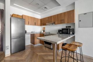 GuestReady Holiday Homes - Urban Elegance in JLT - 3