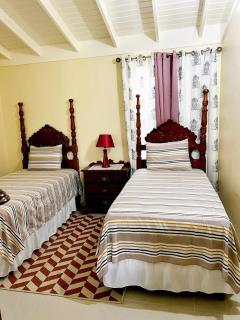 L&V Paradise Vacation Home with Pool and Gym - The Rock - 9