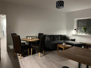 The Coach House 2 - Bedroom Apartment Sleeps 5 - - 6